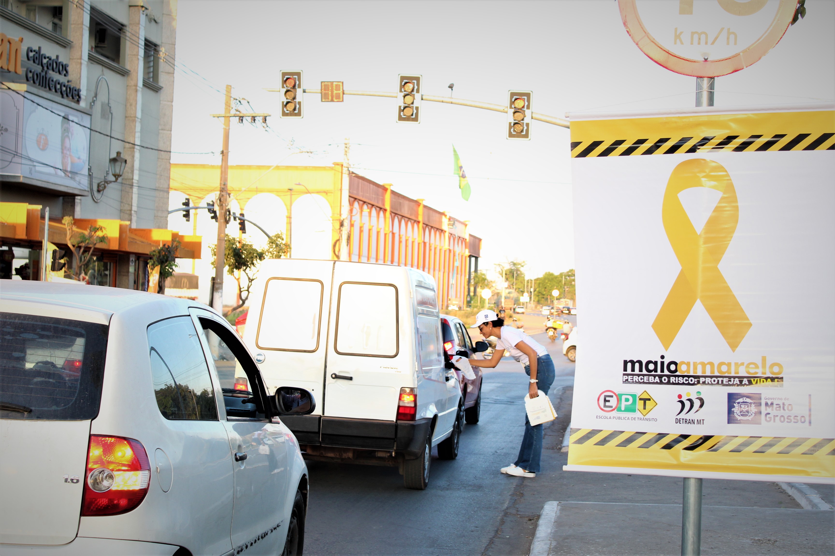 Pit Stop educativo na região do Porto, em Cuiabá - Foto por: Assessoria/Detran-MT Forças de segurança realizam blitz educativa em avenida de Cuiabá para alertar sobre cuidados no trânsito - Pit Stop educativo na região do Porto, em Cuiabá